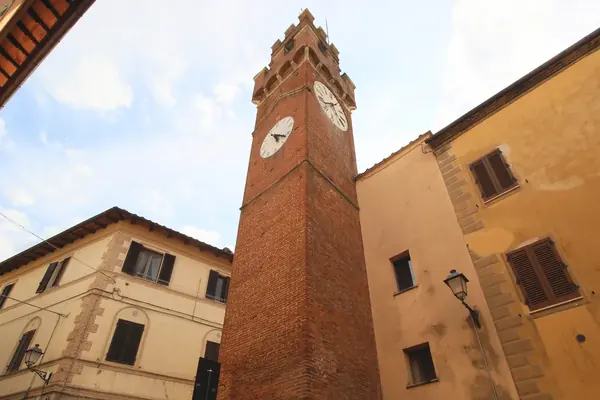 Asciano: the Torre della Mencia among the houses
