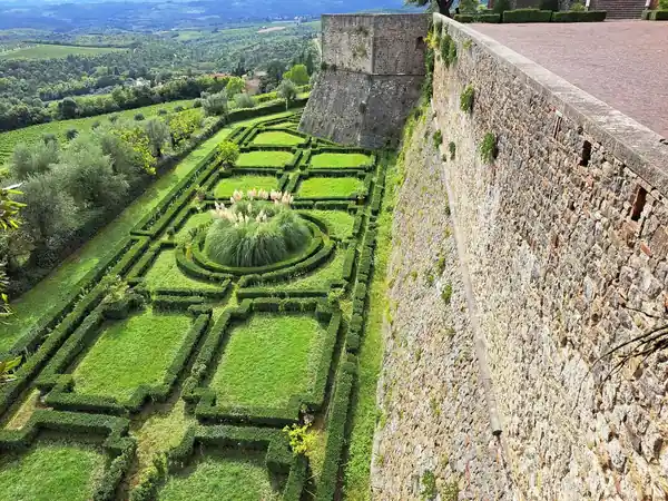 Castello di Brolio: il giardino all'italiana sotto le mura