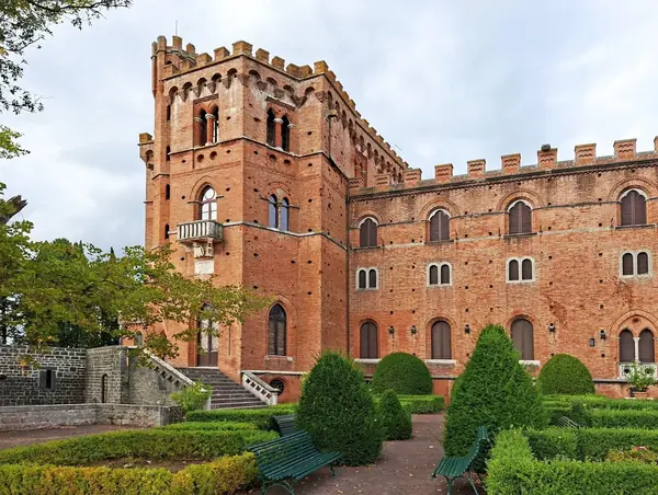 Castello di Brolio: il palazzo neogotico in mattoni sopra il giardino