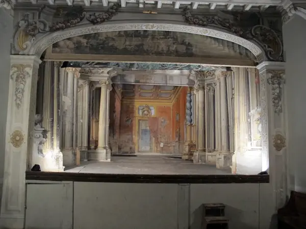 Castello di Meleto: il palcoscenico del teatro del Settecento con la scena dipinta