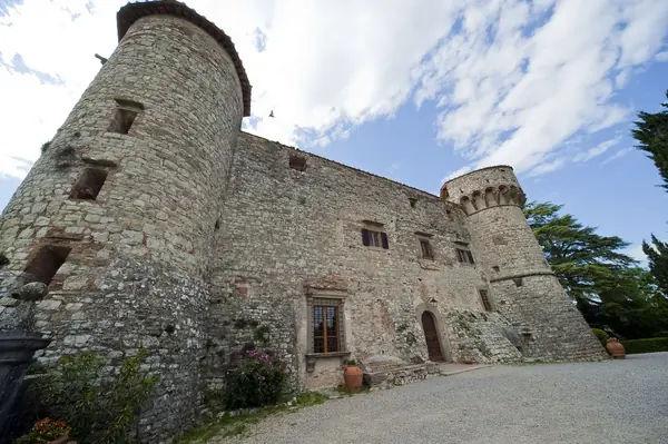 Castello di Meleto: le torri circolari e le mura