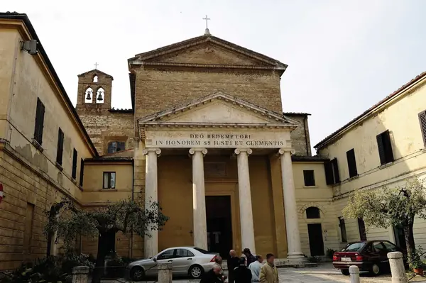 Castelnuovo Berardenga: il pronao neoclassico della Propositura dei Santi Giusto e Clemente