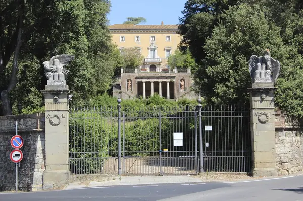 Castelnuovo Berardenga: il cancello di Villa Chigi Saracini con la villa sullo sfondo