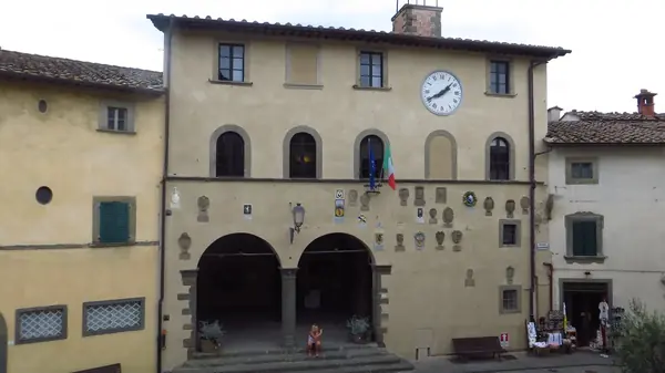 Radda in Chianti: la facciata del Palazzo del Podestà con gli stemmi