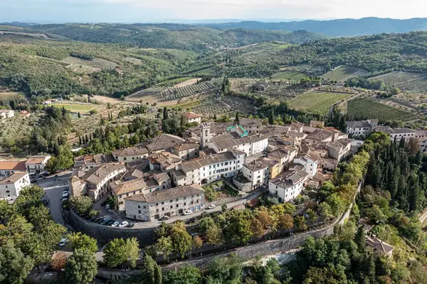 Radda in Chianti dall'alto, con l'anello delle mura