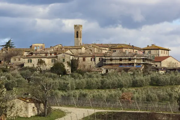 Villa a Sesta e il suo campanile fra gli olivi