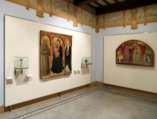 Buonconvento: una sala del Museo d'Arte Sacra con dipinti su tavola