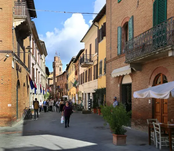 Buonconvento: Via Soccini con la torre del Palazzo Podestarile in fondo