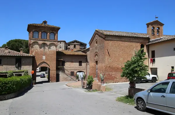 Grancia di Cuna: la porta del borgo fortificato e la chiesa dei Santi Jacopo e Cristoforo
