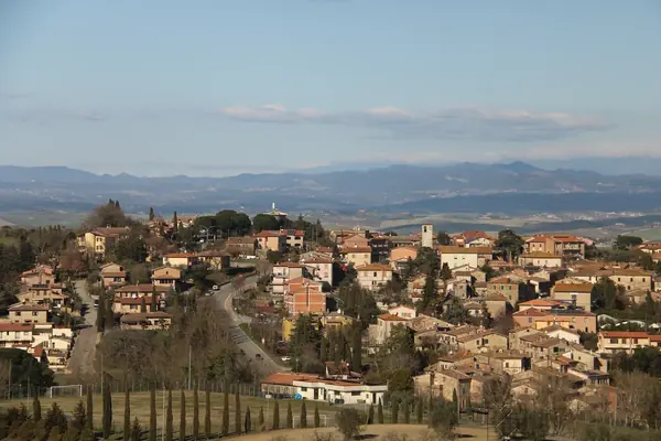 Vescovado di Murlo: il paese visto dall'alto, con la campagna intorno
