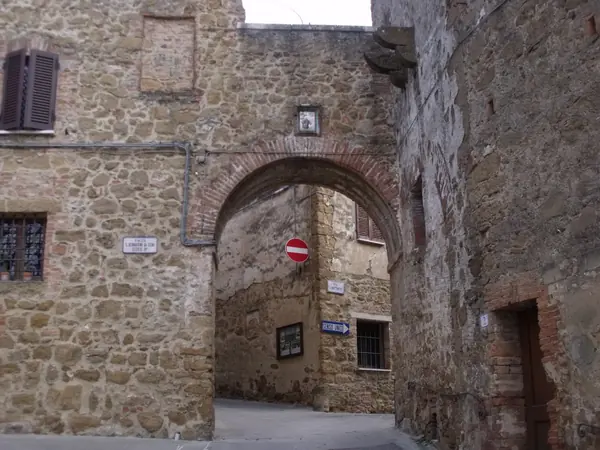 Castelmuzio: la Porta Nuova nelle mura