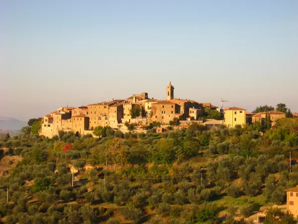 Castelmuzio sulla collina nella luce del pomeriggio