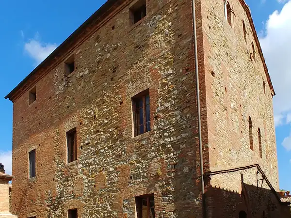 Montisi: il Cassero in pietra e mattoni