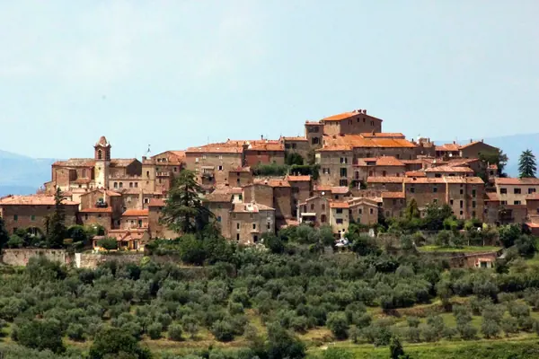 Montisi sulla sua collina, vista dalla campagna