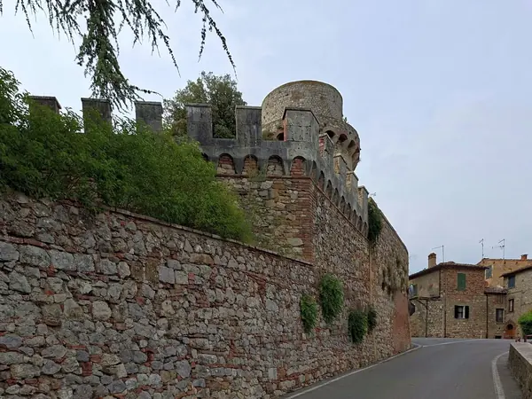 Trequanda: le mura merlate e il torrione del Castello Cacciaconti