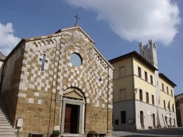 Trequanda: la facciata a scacchi della chiesa dei Santi Pietro e Andrea