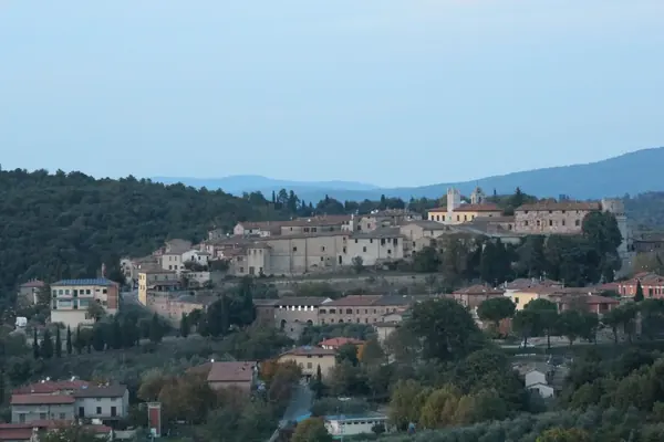 Trequanda distesa sul crinale, vista da lontano