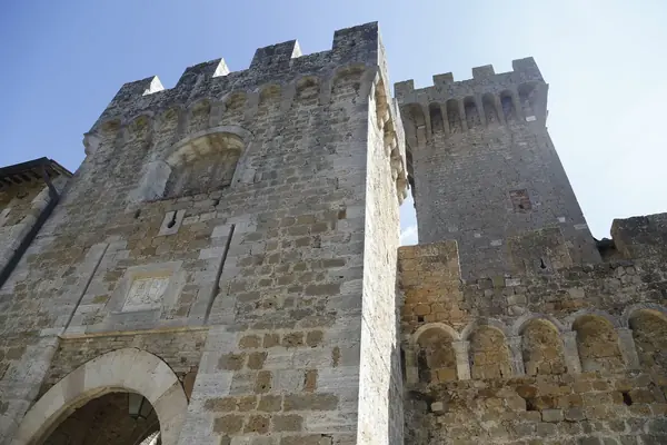 Spedaletto castle: the outer gate and towers of the grange