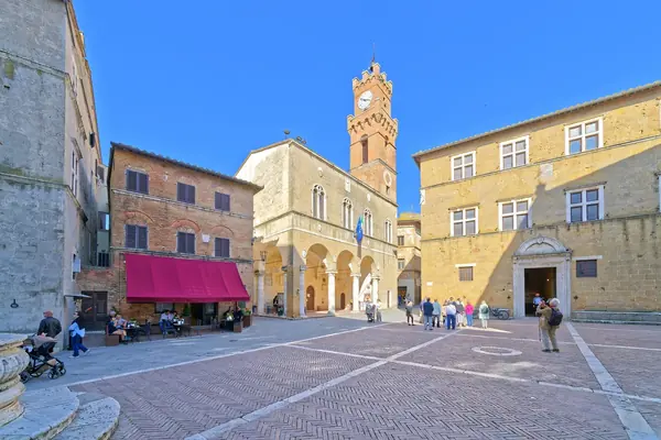 Pienza: Piazza Pio II with the town hall
