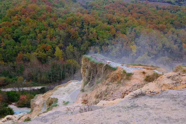 Bagno Vignoni: thermal water over the travertine of the Parco dei Mulini
