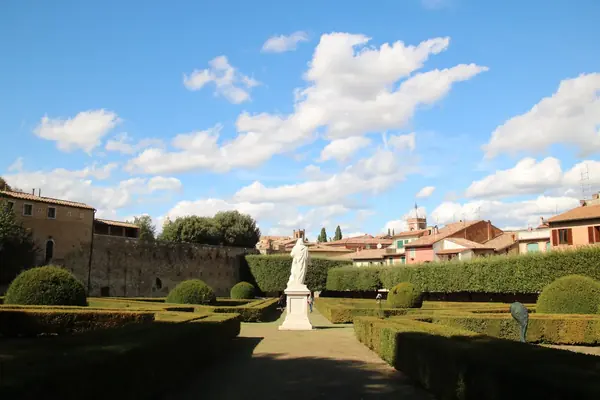 San Quirico d'Orcia: the geometric hedges of the Horti Leonini