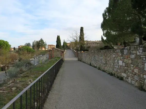 San Quirico d'Orcia: the walk along the town walls