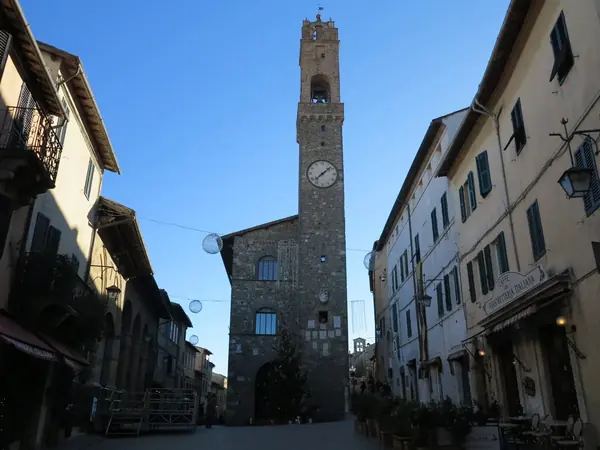 Montalcino: il Palazzo dei Priori con la sua torre