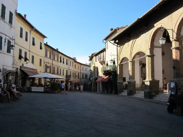 Montalcino: Piazza del Popolo con la loggia