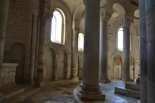 Sant'Antimo: le colonne e le finestre dell'interno della chiesa abbaziale