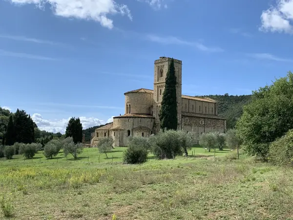 Abbazia di Sant'Antimo: la chiesa romanica fra gli olivi