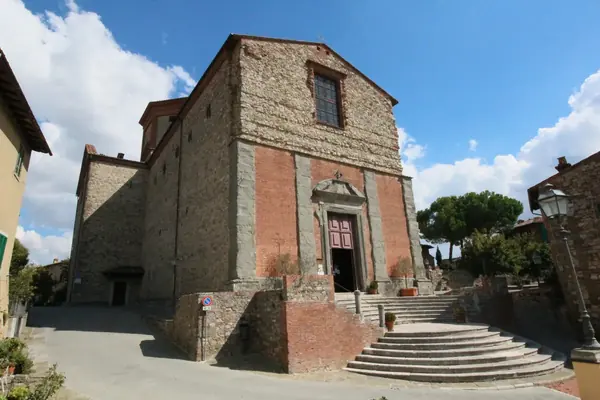 Lucignano: la facciata e la scalinata della Collegiata di San Michele Arcangelo