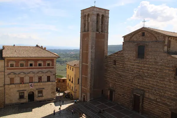 Montepulciano: la facciata del Duomo e il campanile