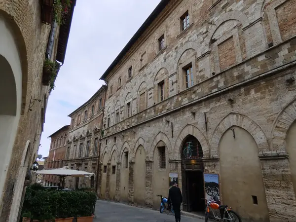 Montepulciano: Via Ricci con Palazzo Ricci