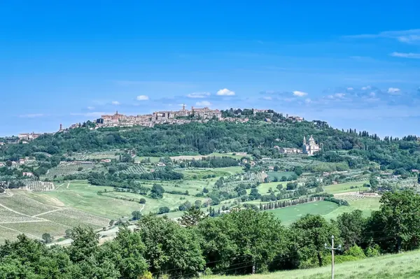 Montepulciano sulla sua collina, fra vigne e boschi
