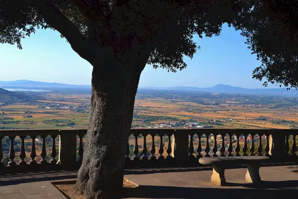 Cortona: la Val di Chiana e il Trasimeno da una terrazza del centro