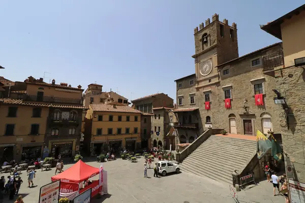 Cortona: il Palazzo Comunale con la scalinata