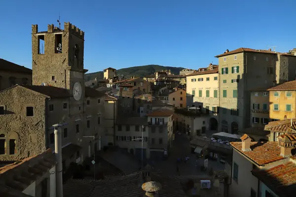 Cortona: Piazza della Repubblica dall'alto, con la torre del Palazzo Comunale