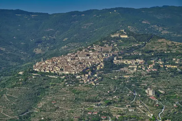 Cortona dall'aereo, sul fianco del monte