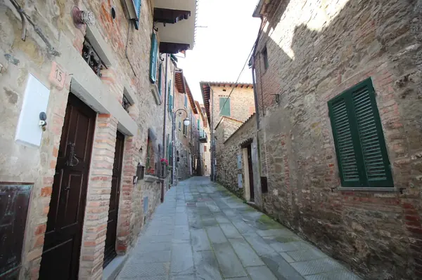 Passignano: un vicolo del borgo antico dentro le mura