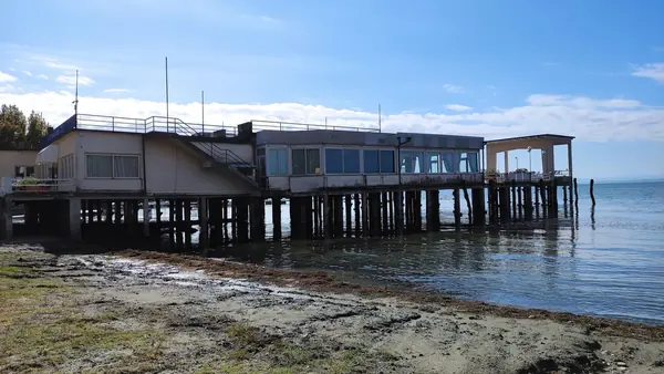Passignano: la terrazza su palafitte del Lidò sul lago