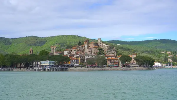 Passignano sul Trasimeno visto dal lago