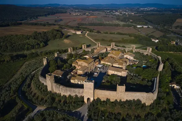 Monteriggioni: la cinta muraria con le torri, vista dall'alto