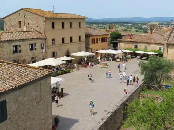 Monteriggioni: Piazza Roma vista dalle mura