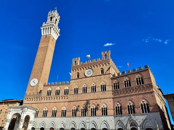 Siena: la facciata del Palazzo Pubblico e la Torre del Mangia