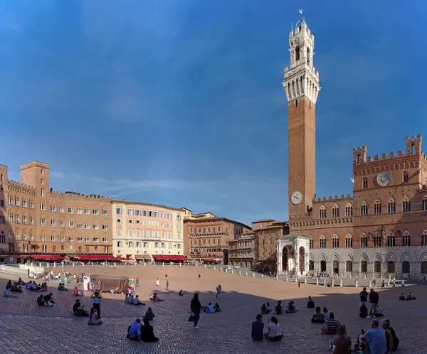 Siena: Piazza del Campo con il Palazzo Pubblico