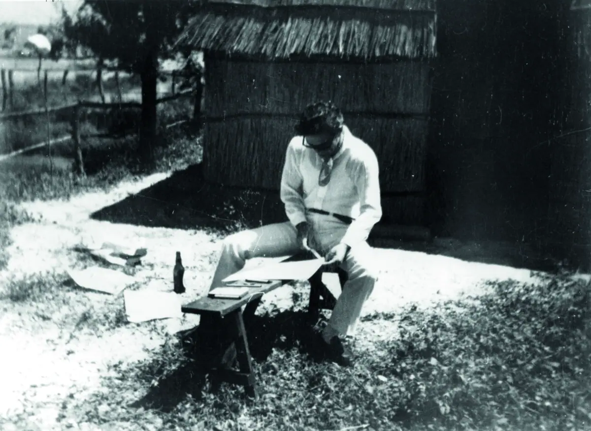 Pier Paolo Pasolini disegna sull'isolotto di Mota Safon, fotografia di Giuseppe Zigaina, 1970