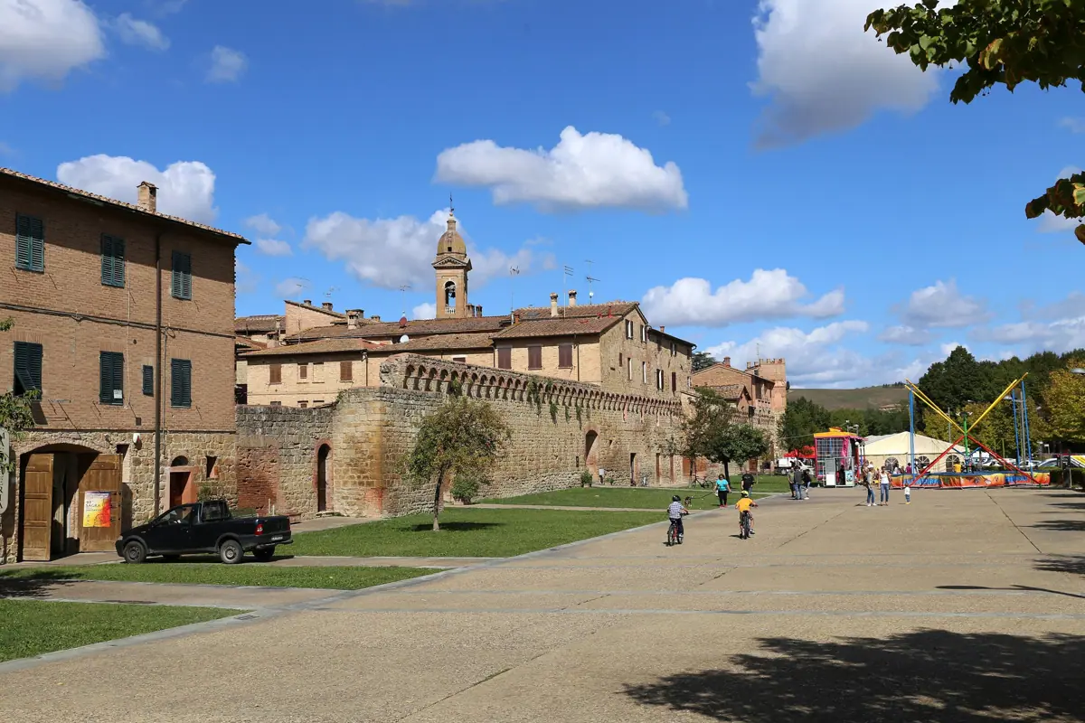 The walls of Buonconvento, east side